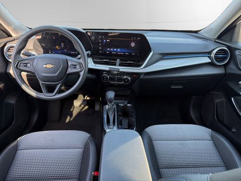 Used 2025 Chevrolet Trax LT FWD image 10