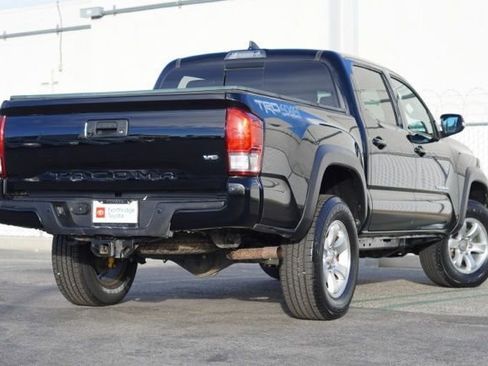 Used 2017 Toyota Tacoma TRD Off-Road image 6