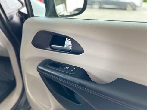 Used 2019 Chrysler Pacifica Touring-L FWD image 46