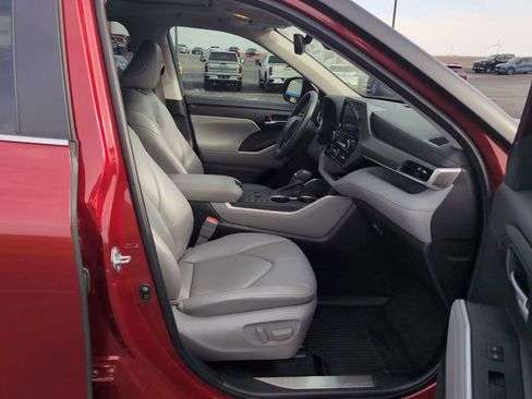 Used 2024 Toyota Highlander XLE FWD image 29