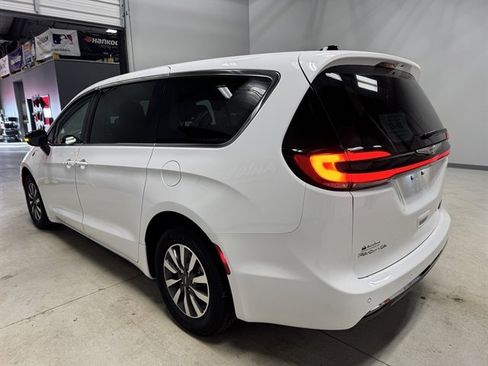 Used 2024 Chrysler Pacifica Select image 5