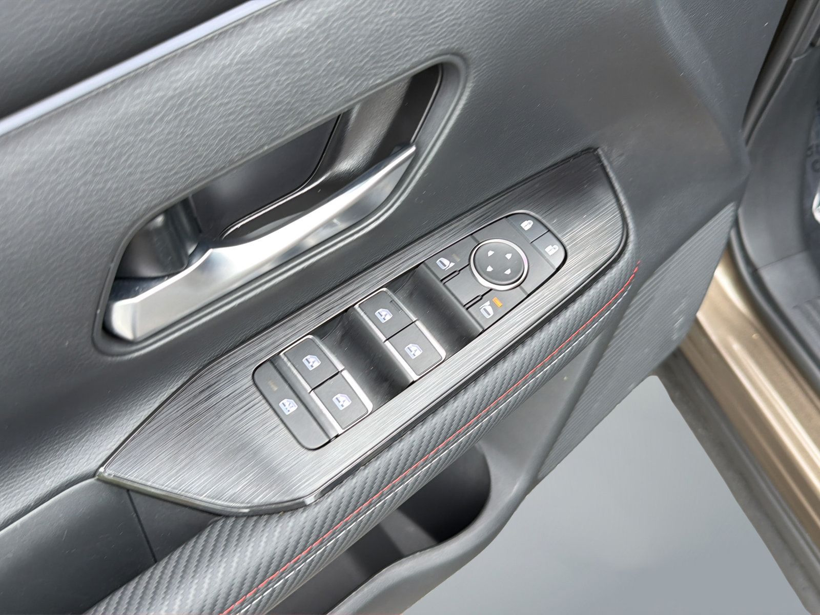 Certified 2025 Nissan Kicks SR FWD image 28