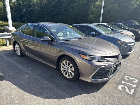 Used 2024 Toyota Camry LE FWD image 5