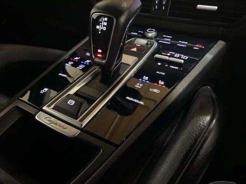 Used 2019 Porsche Cayenne w/ Premium Package image 59