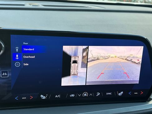 Used 2024 Chevrolet Traverse LT image 20