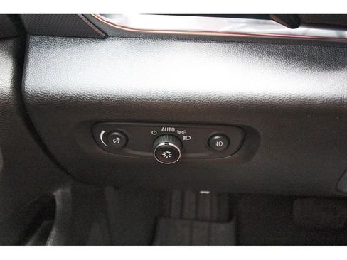 Used 2021 Chevrolet Traverse Premier w/ LPO, Blackout Package FWD image 23