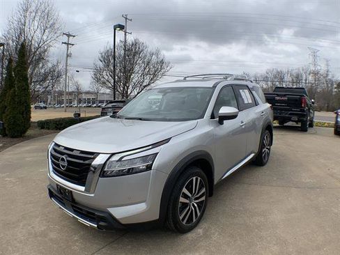 Used 2024 Nissan Pathfinder Platinum image 1