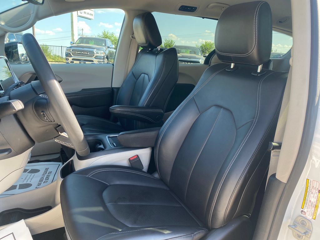 Used 2024 Chrysler Pacifica Touring-L FWD image 10
