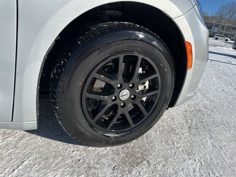 Used 2024 Chrysler Pacifica Touring-L FWD image 34