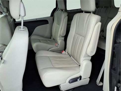 Used 2016 Chrysler Town & Country Touring w/ Driver Convenience Group image 12