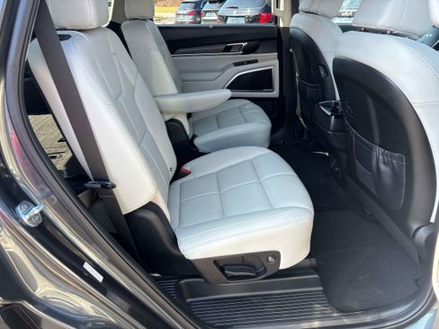 Used 2022 Kia Telluride EX w/ EX Premium Package image 18