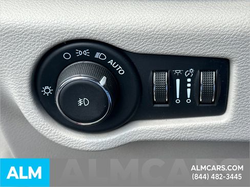 Used 2023 Chrysler Pacifica Touring-L FWD image 38