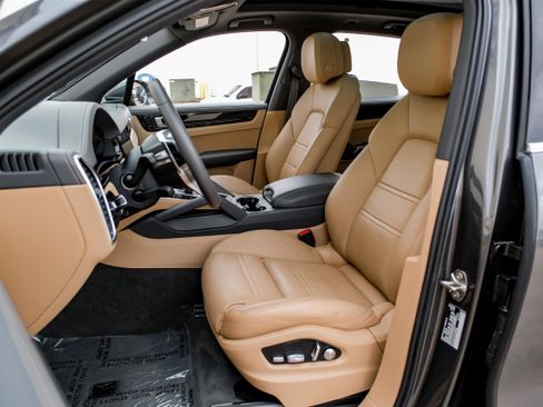 Used 2020 Porsche Cayenne image 33