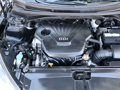 Used 2017 Hyundai Veloster FWD image 35