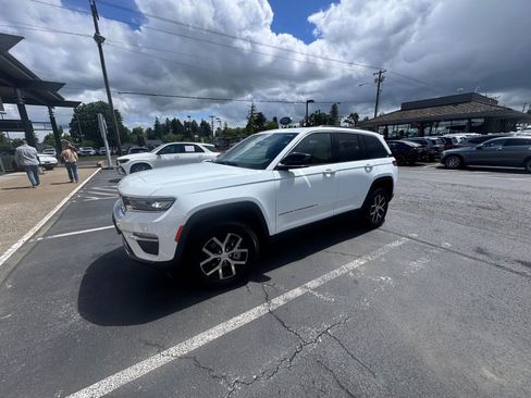 Used 2025 Jeep Grand Cherokee Limited AWD/4WD image 5