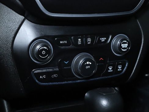 Used 2019 Jeep Cherokee Latitude Plus w/ Cold Weather Group image 26