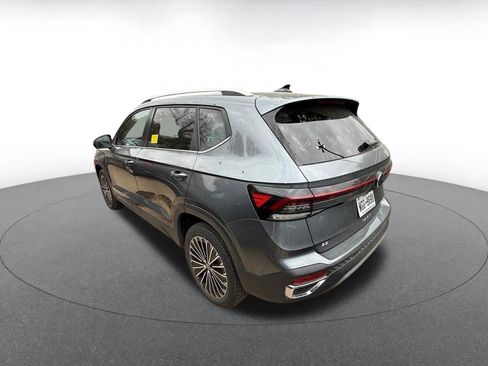 Used 2025 Volkswagen Taos SE image 4