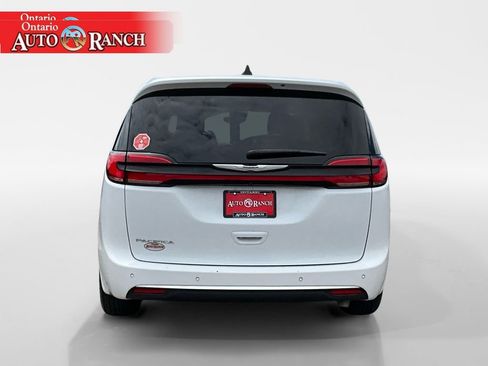 Used 2023 Chrysler Pacifica Touring-L FWD image 4