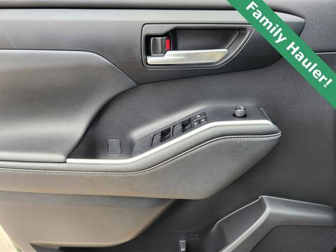 Used 2024 Toyota Highlander XLE image 24