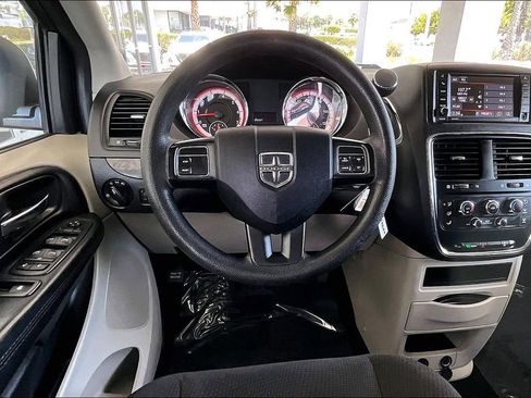 Used 2018 Dodge Grand Caravan SE FWD image 8