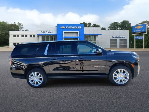 Used 2022 Chevrolet Suburban High Country w/ Max Trailering Package image 3