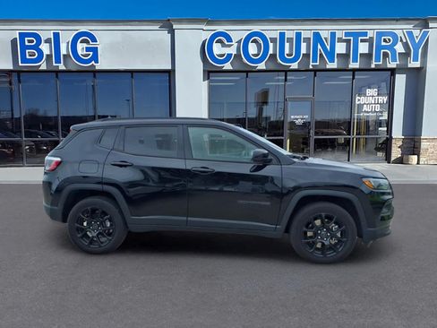 Used 2025 Jeep Compass Latitude w/ Altitude Special Edition AWD/4WD image 4
