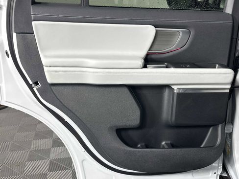Used 2025 Ford Expedition Platinum image 25