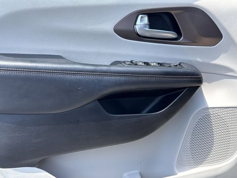 Used 2017 Chrysler Pacifica Touring-L w/ Tire & Wheel Group FWD image 13