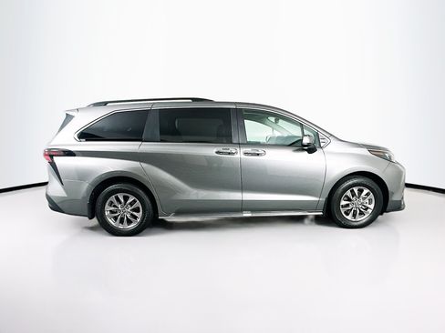 Used 2026 Toyota Sienna XLE FWD image 10