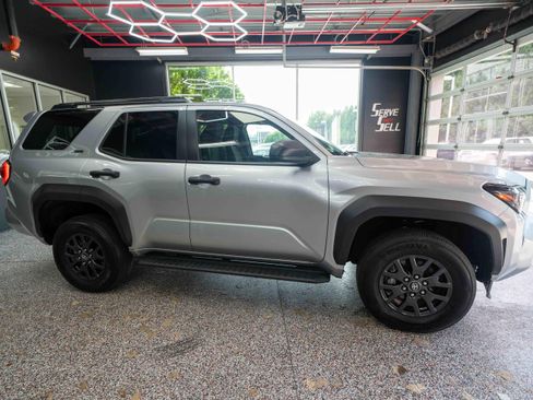 Used 2025 Toyota 4Runner SR5 AWD/4WD image 5