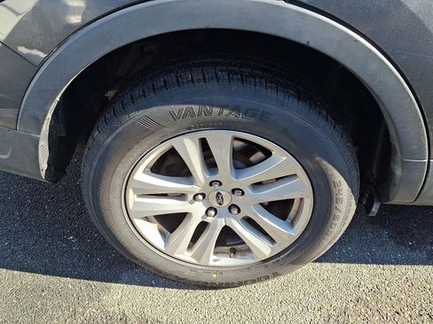 Used 2018 Ford Explorer XLT image 12