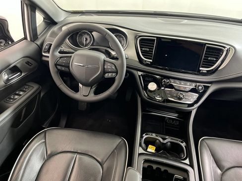 Used 2024 Chrysler Pacifica Limited w/ S Appearance Package FWD image 2