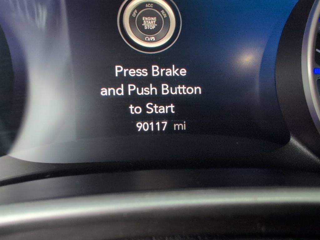 Used 2023 Chrysler Pacifica Touring-L FWD image 3