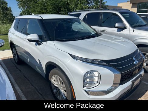 Used 2024 Mitsubishi Outlander ES FWD image 3