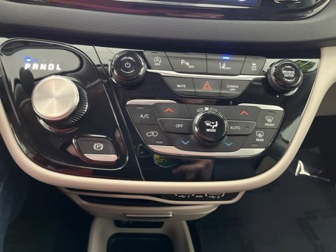 Used 2024 Chrysler Pacifica Touring-L FWD image 27