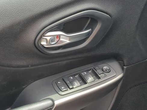 Used 2020 Jeep Cherokee Latitude FWD image 13