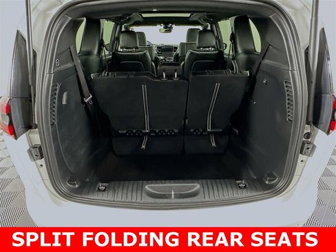 Used 2025 Chrysler Pacifica Limited image 10