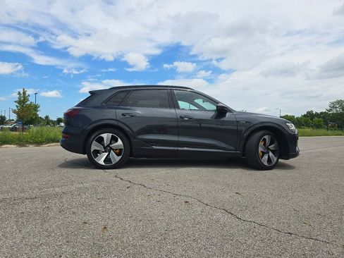 Used 2023 Audi e-tron Premium Plus w/ Premium Plus Package AWD/4WD image 18