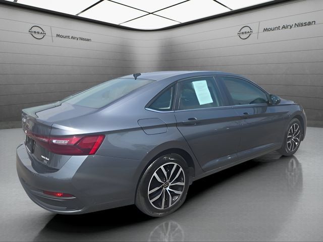 Used 2025 Volkswagen Jetta SE FWD image 4