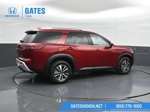 Used 2023 Nissan Pathfinder SL AWD/4WD image 2