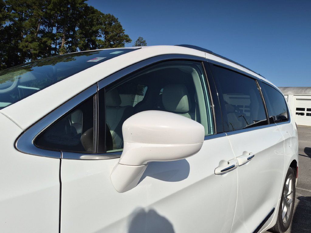 Used 2018 Chrysler Pacifica Touring-L Plus w/ Tire & Wheel Group FWD image 4