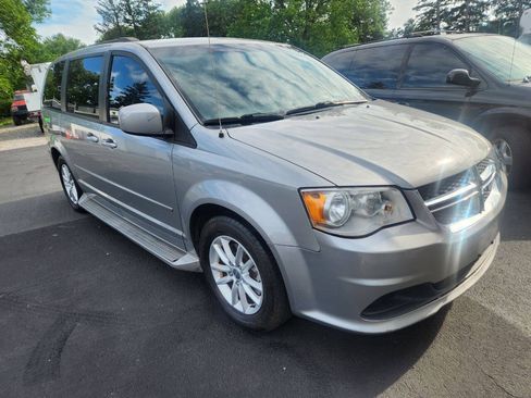 Used 2016 Dodge Grand Caravan SXT w/ Rear Park Assist Package FWD image 3