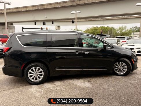 Used 2019 Chrysler Pacifica Touring-L image 9