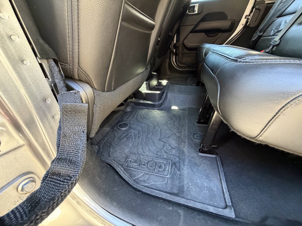 Used 2018 Jeep Wrangler Unlimited Sahara AWD/4WD image 33