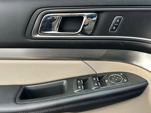 Used 2018 Ford Explorer XLT image 12