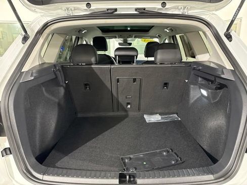 Used 2024 Volkswagen Taos SE w/ Panoramic Sunroof Package AWD/4WD image 8