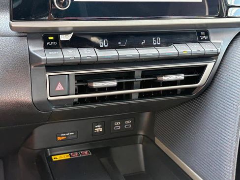 Used 2025 Toyota Camry SE image 16