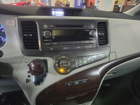 Used 2011 Toyota Sienna XLE image 23