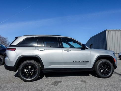 New 2025 Jeep Grand Cherokee Altitude image 22