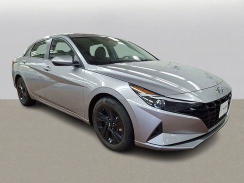 Used 2023 Hyundai Elantra SEL image 3